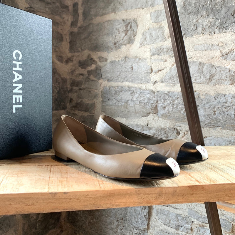 Chaussures plates beiges Chanel bout contrastant avec logo
