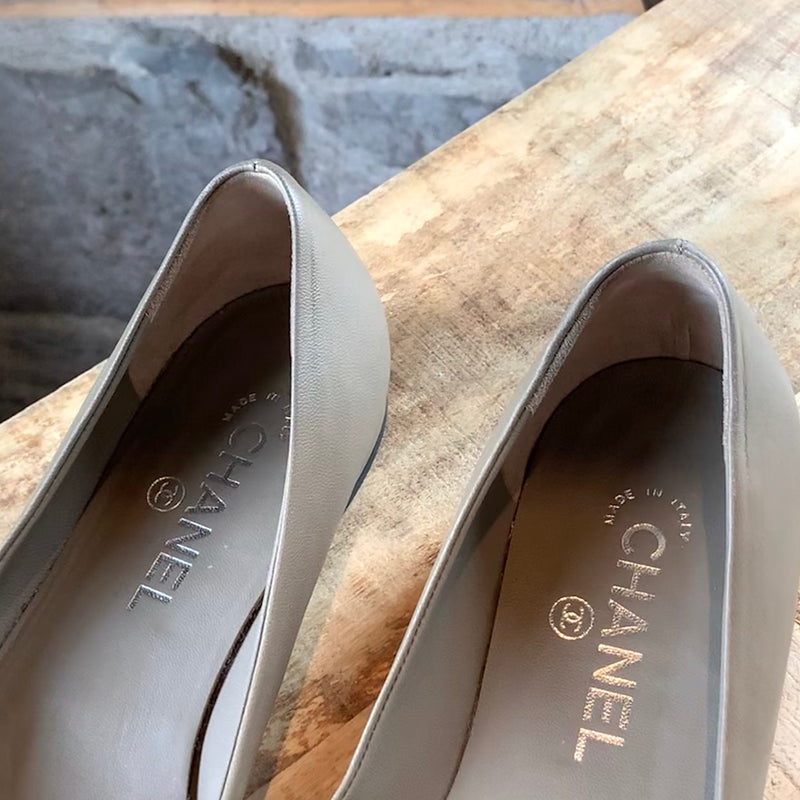Chaussures plates beiges Chanel bout contrastant avec logo