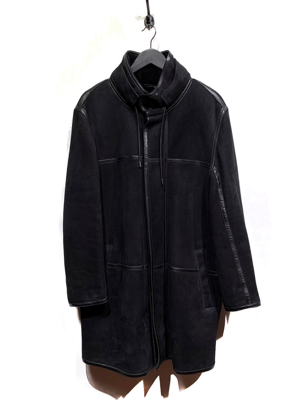 Manteau en peau de mouton retournée avec finitions en cuir noir Fendi