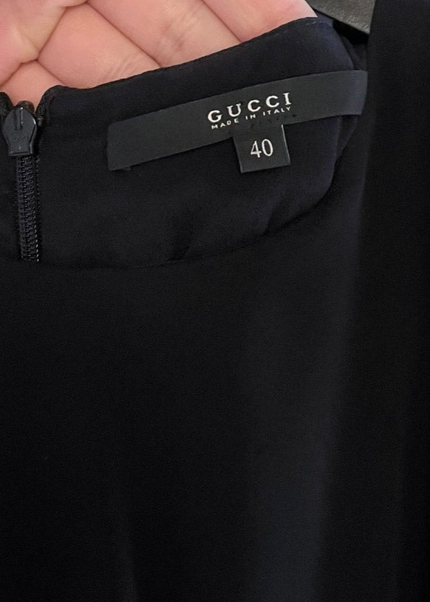 Robe en soie ceinturée noire sans manches Gucci