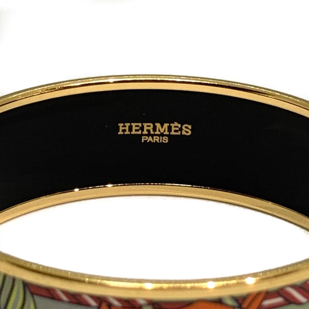 Bracelet en émail vert pâle avec imprimé cheval Hermès ﻿"Quadrige".