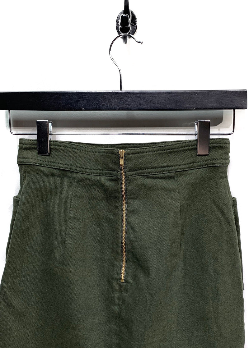 Mini-jupe Self-Portrait Utility verte avec détails de dentelle.