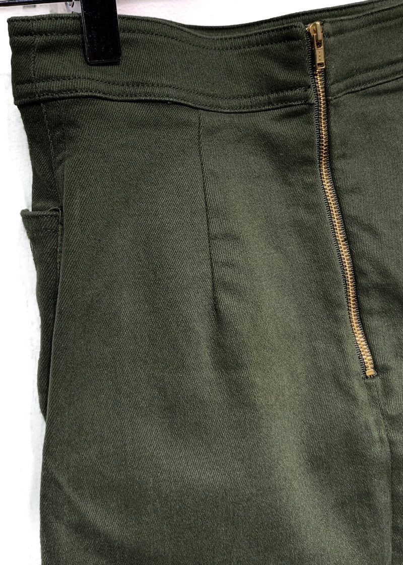 Mini-jupe Self-Portrait Utility verte avec détails de dentelle.