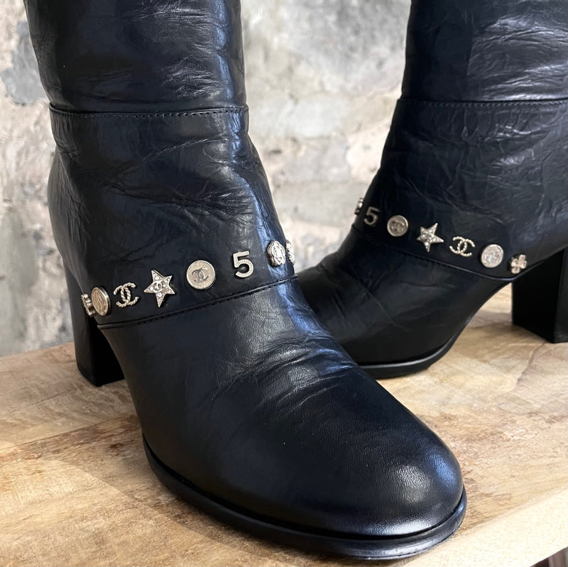 Bottes à talons porte-bonheur en cuir noir Chanel 2015