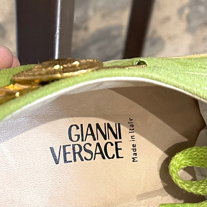 Baskets rares Gianni Versace 90's en suède vert lime et accent de Méduse