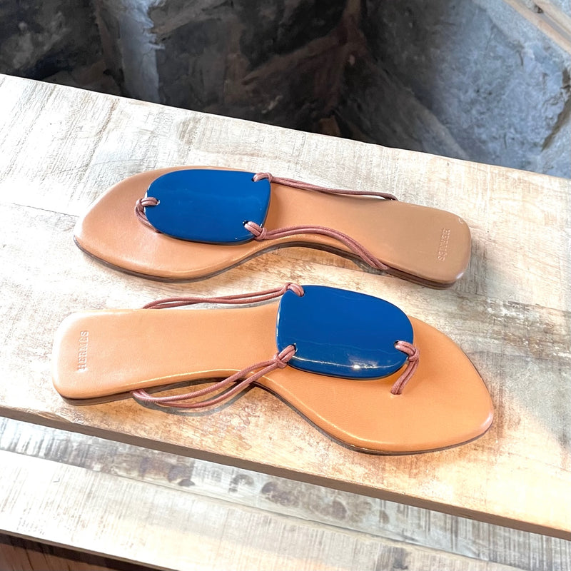 Sandales plates Hermès en cuir beige avec accent bleu