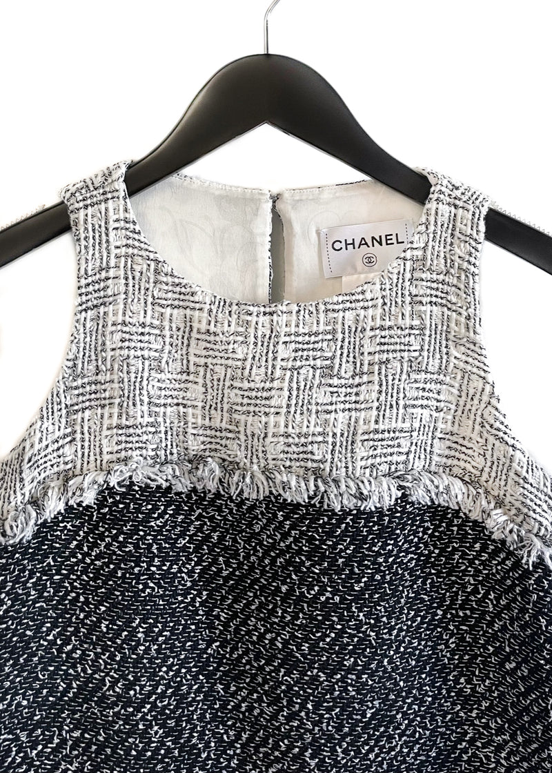 Robe droite sans manches Chanel 2014 en tweed noir ivoire