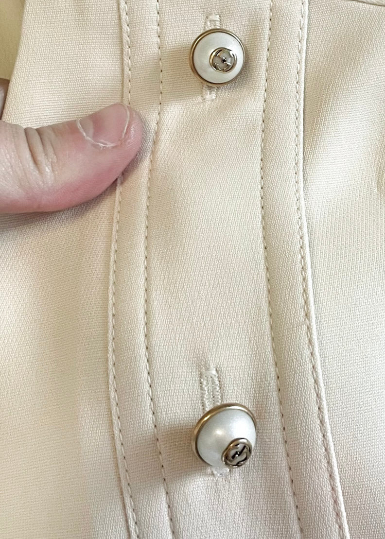 Robe Gucci à manches courtes et boutons nacrés sur le côté ivoire
